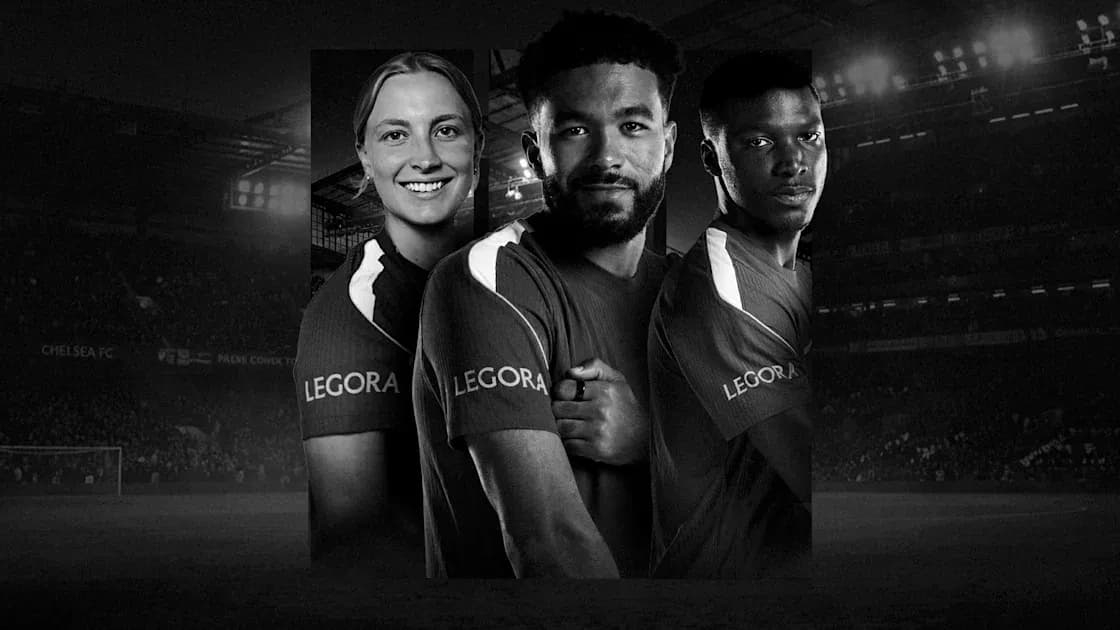 Jugadores de Chelsea FC posando juntos en uniforme