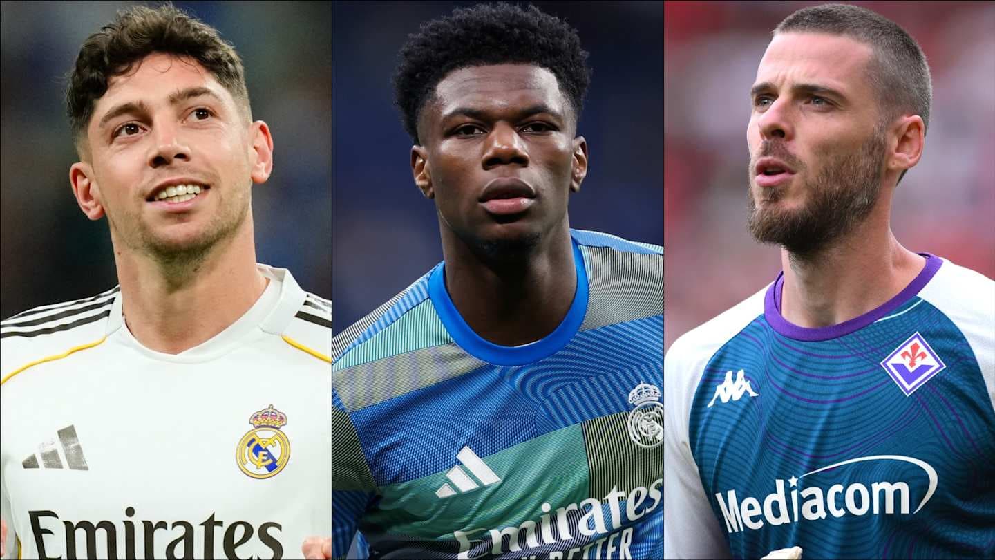 Tres futbolistas en sus uniformes de equipo