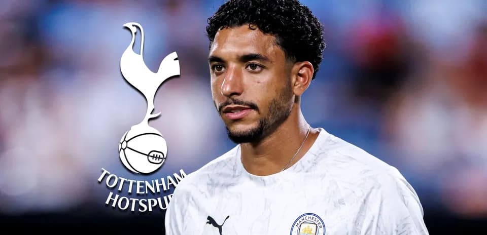 Jugador en uniforme de Manchester City con logos de equipos