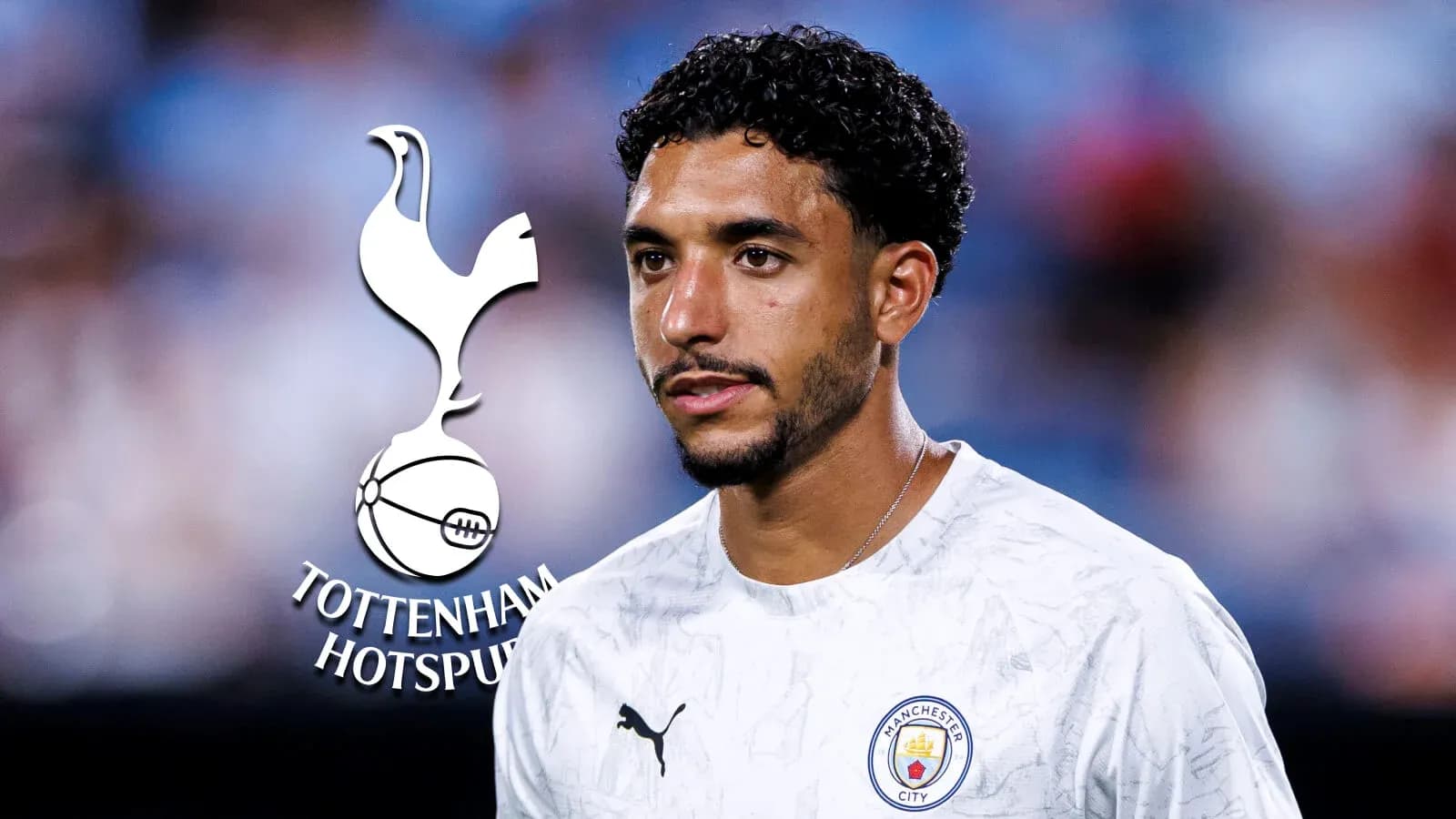 Jugador en uniforme de Manchester City con logos de equipos