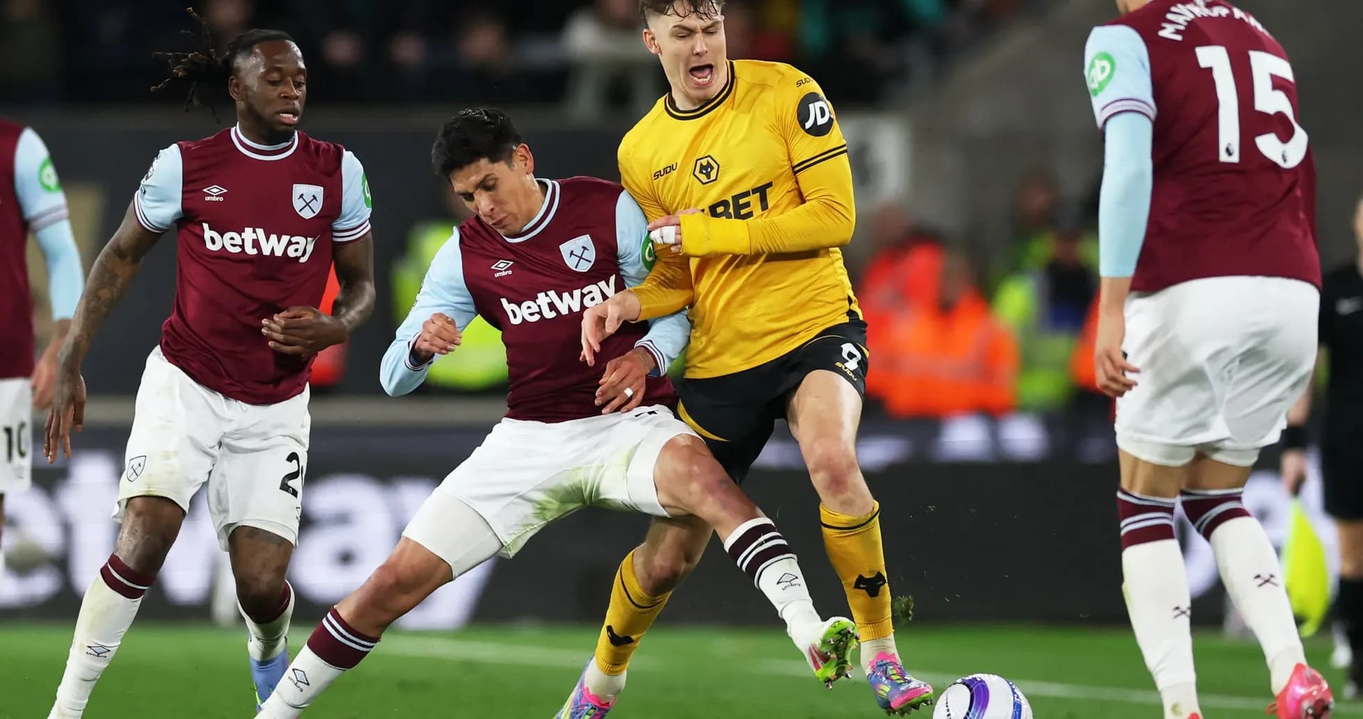 Jugadores de West Ham y Wolves en acción