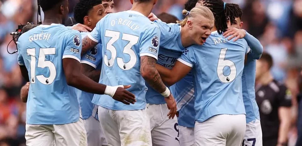Jugadores de Manchester City celebrando un gol