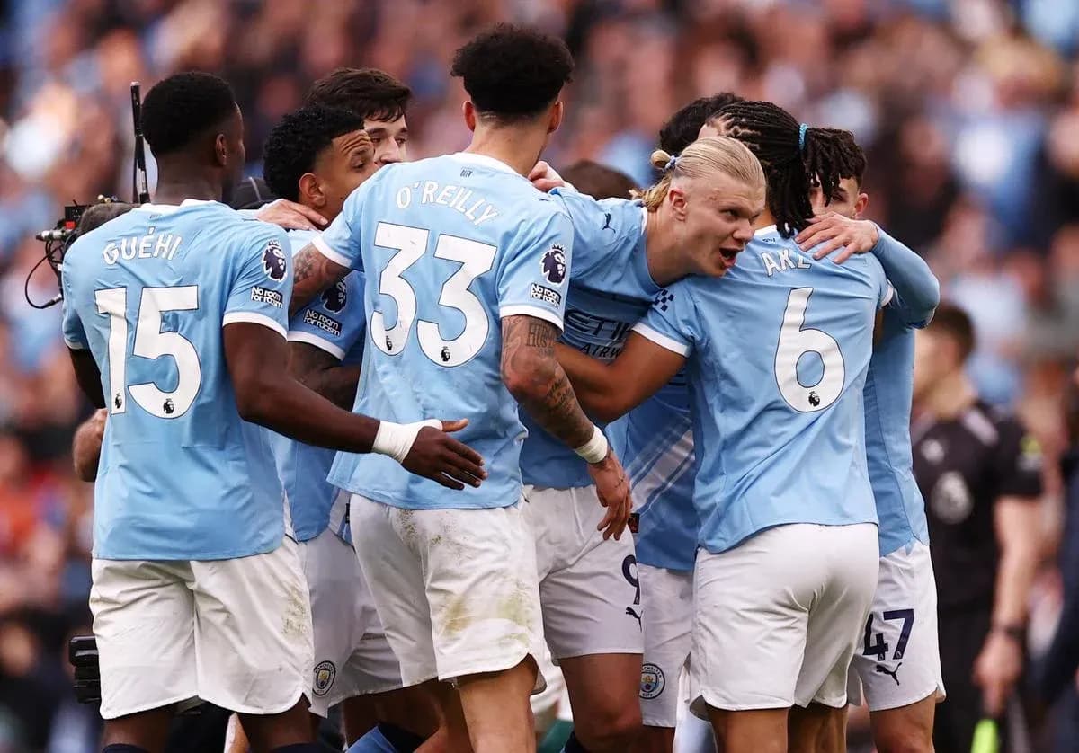 Jugadores de Manchester City celebrando un gol