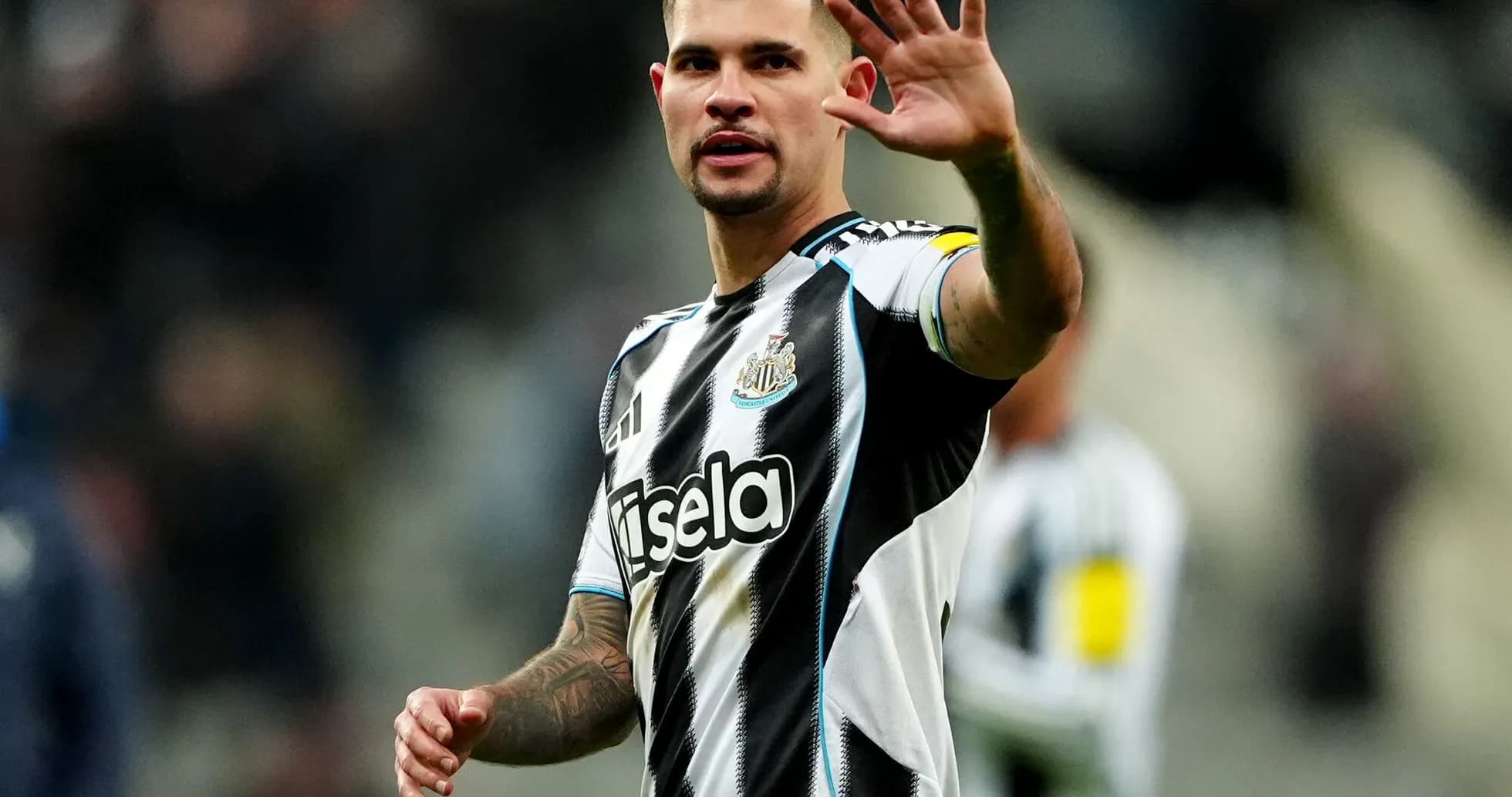 Jugador de Newcastle saludando al público en el estadio