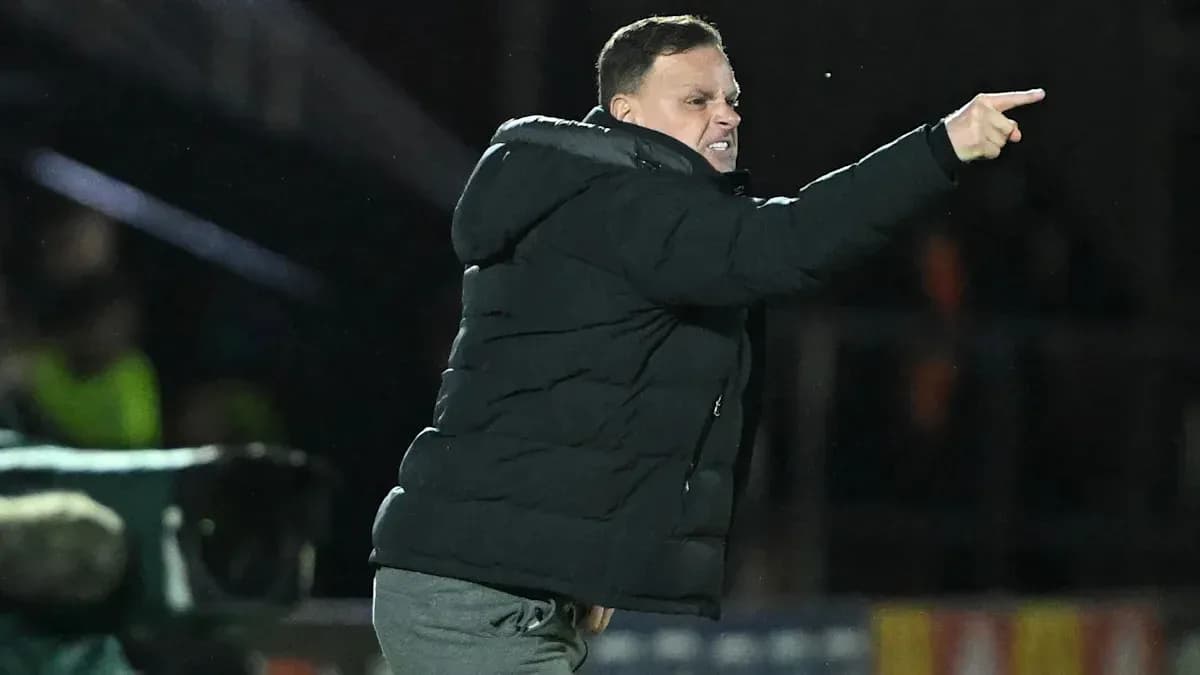 Entrenador señalando instrucciones desde la línea de banda