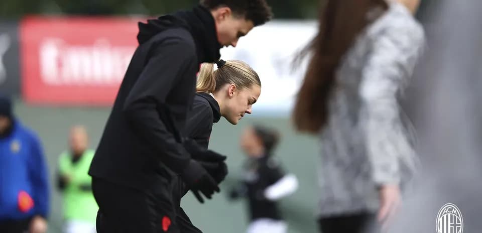 Jugadoras de AC Milan W calentando antes del partido