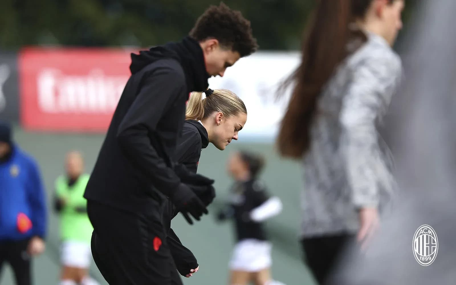 Jugadoras de AC Milan W calentando antes del partido