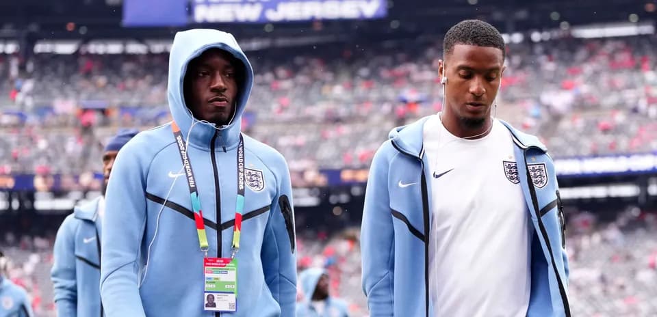 Jugadores de Inglaterra caminando hacia el campo