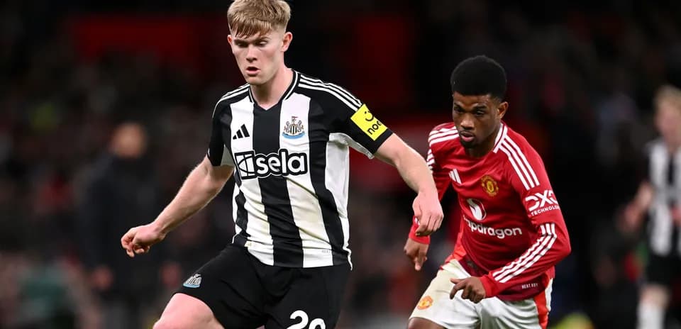 Jugador de Newcastle corriendo con balón durante partido