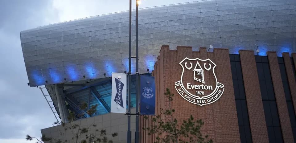 Exterior del estadio de Everton iluminado por la noche