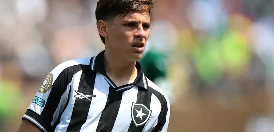 Jugador con camiseta rayada durante el partido