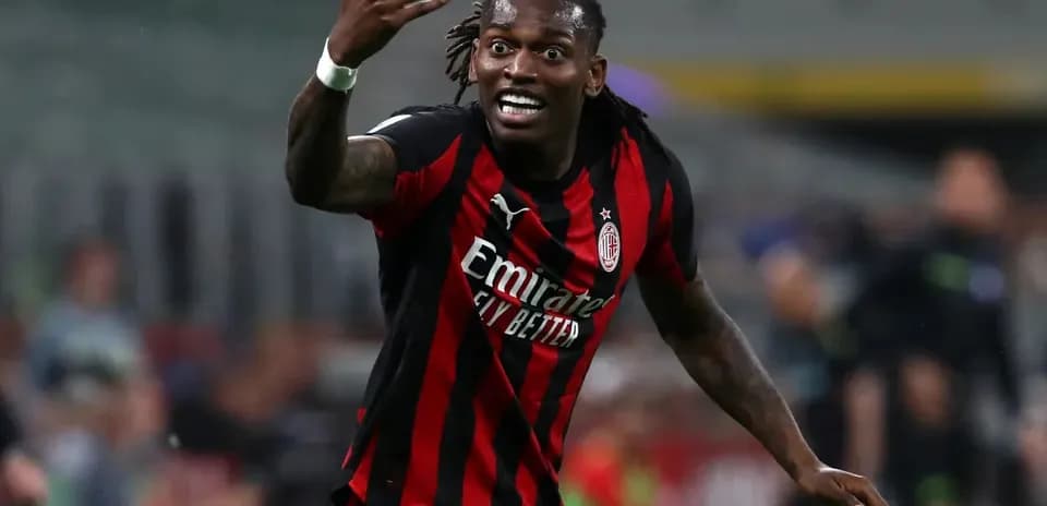 Jugador de AC Milan gesticulando durante el partido