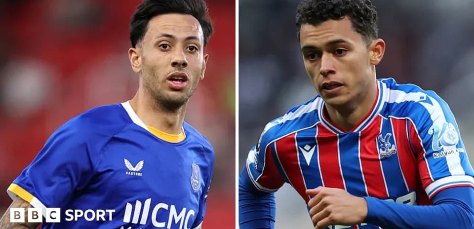 Dos jugadores de fútbol en acción durante un partido