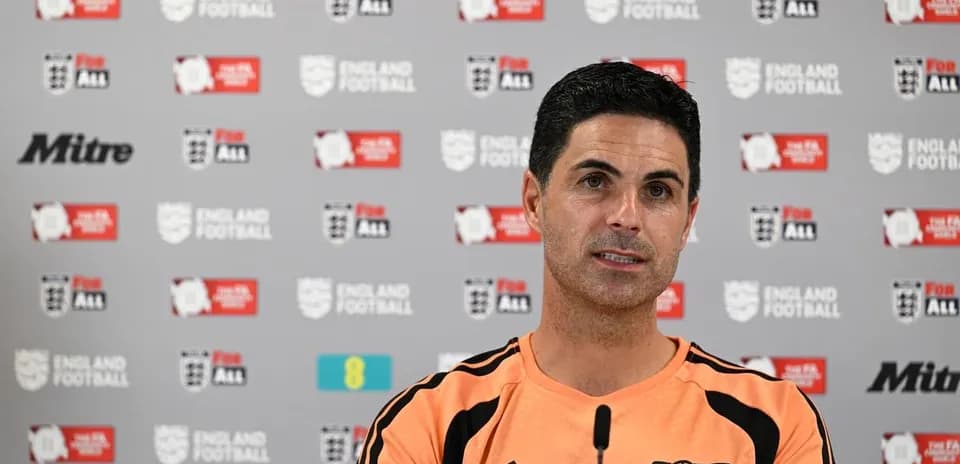 Entrenador en rueda de prensa con fondo de logos