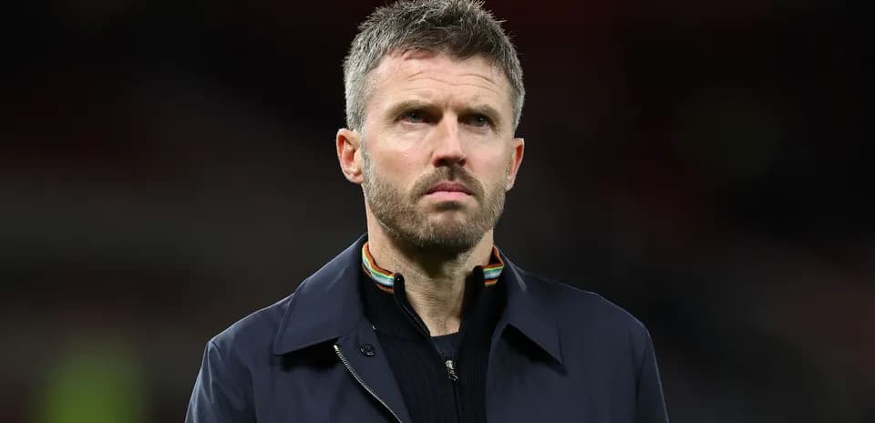 Entrenador en la línea de banda durante el partido