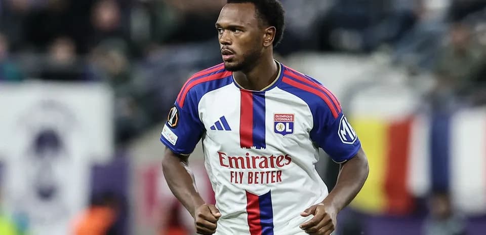 Jugador de Olympique Lyonnais corriendo en el campo