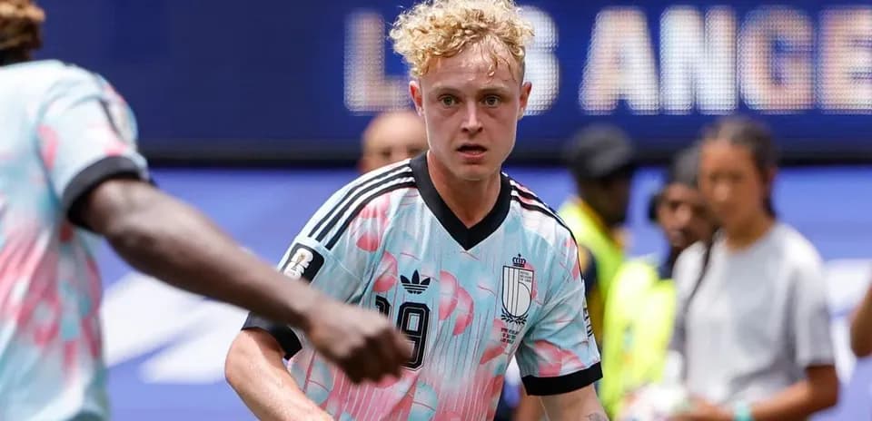 Jugador de fútbol en acción durante un partido