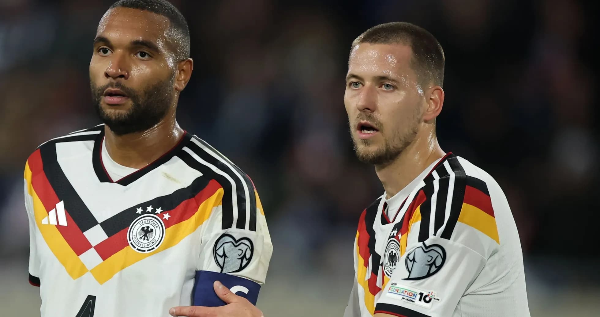 Dos jugadores alemanes en el campo durante un partido