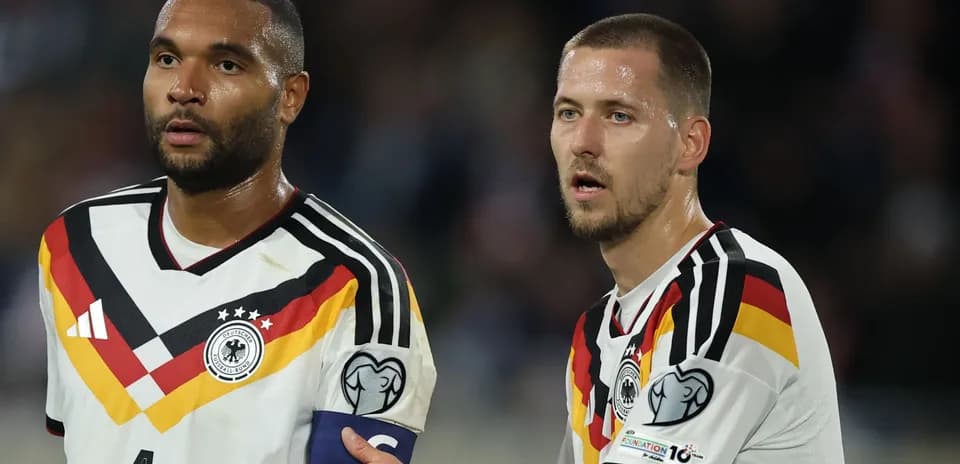 Dos jugadores alemanes en el campo durante un partido