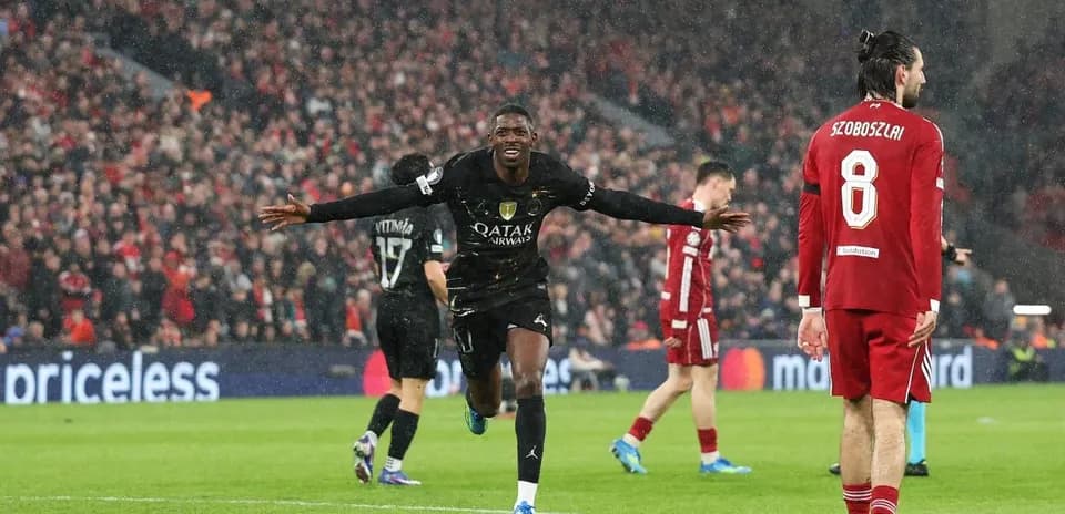 Jugador celebra un gol en el partido