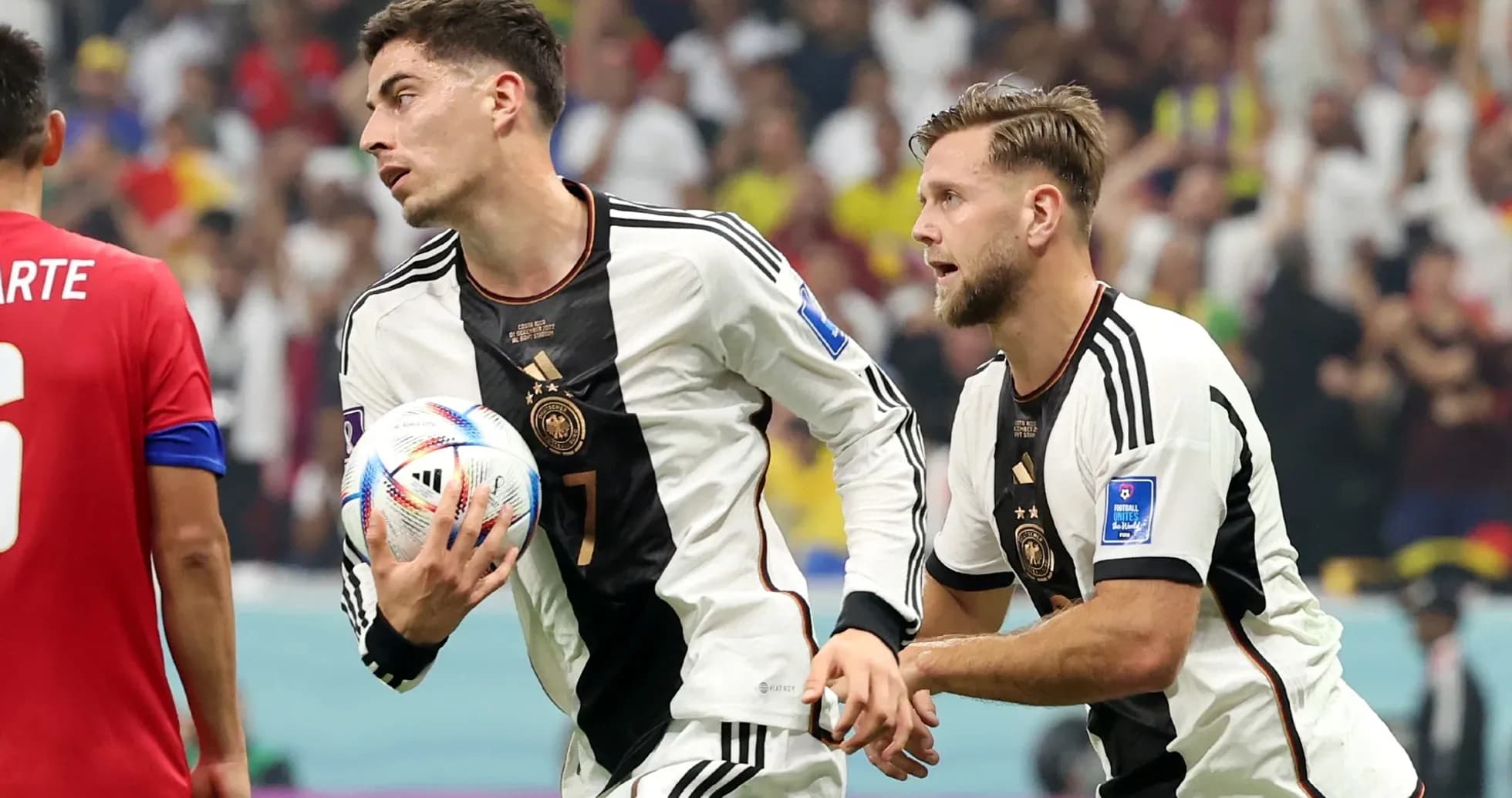 Jugadores de Alemania con el balón durante el partido