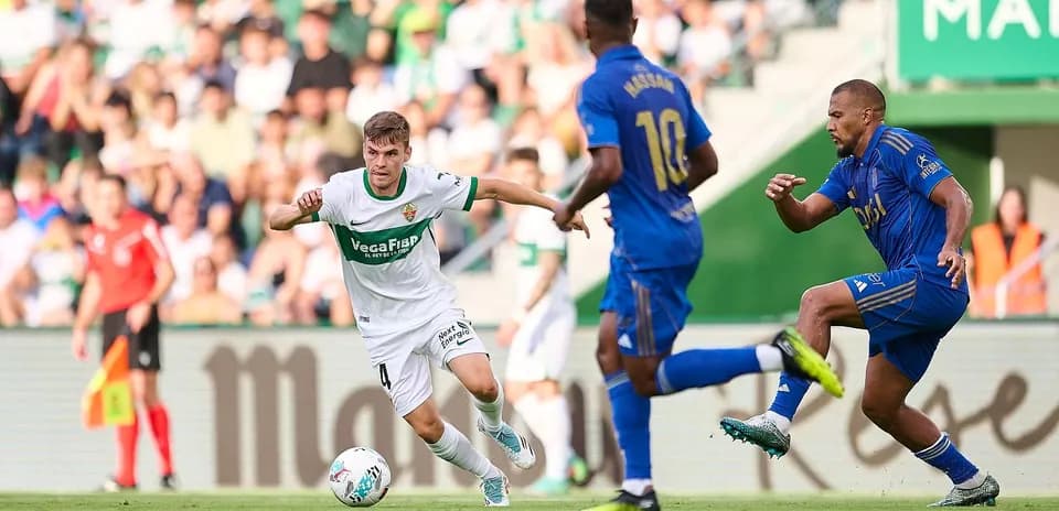 Jugadores de Oviedo y Elche en acción