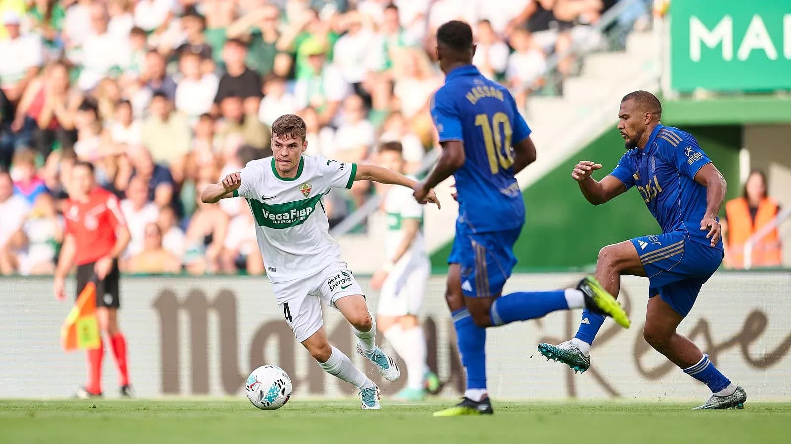 Jugadores de Oviedo y Elche en acción
