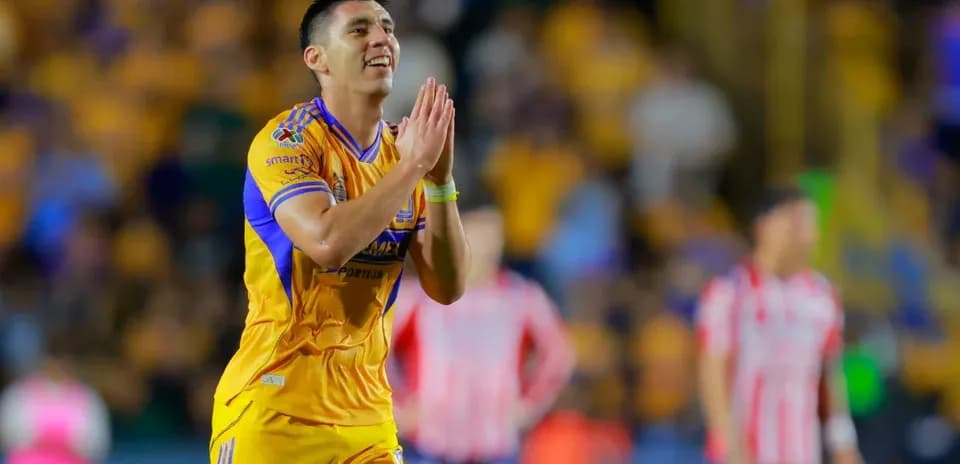Jugador de Tigres UANL celebrando en el campo