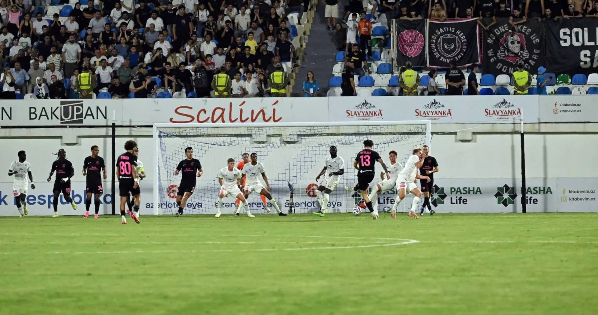 Jugadores en acción durante el partido KuPS vs Sabah FA
