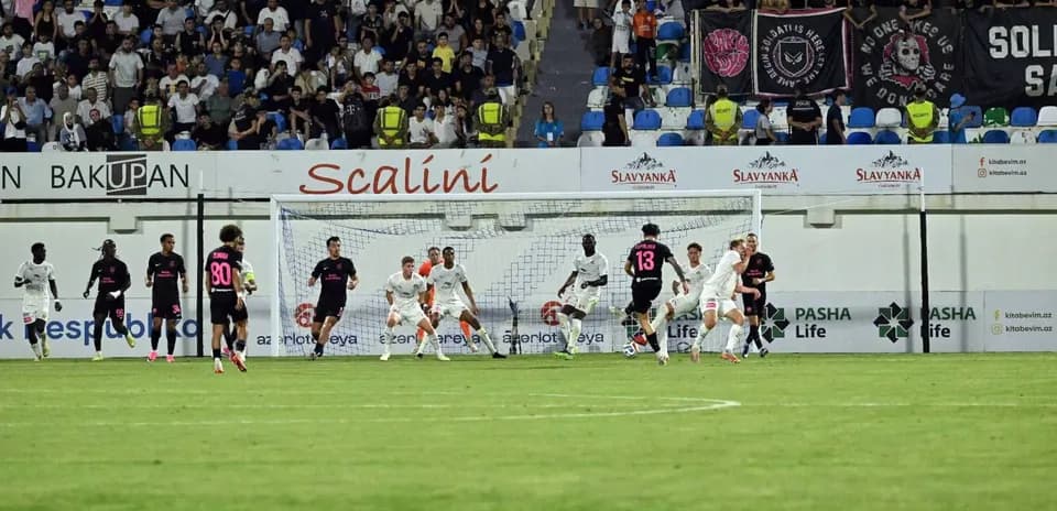 Jugadores en acción durante el partido KuPS vs Sabah FA