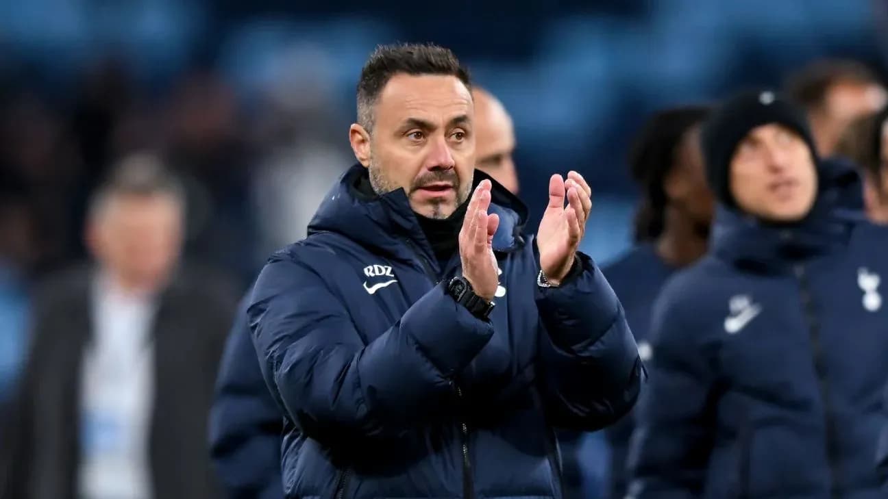 Entrenador aplaudiendo a los jugadores en el banquillo
