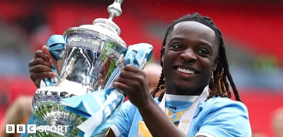 Jugador sosteniendo trofeo en celebración