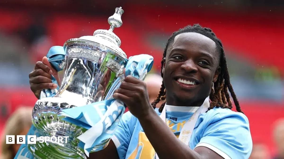 Jugador sosteniendo trofeo en celebración