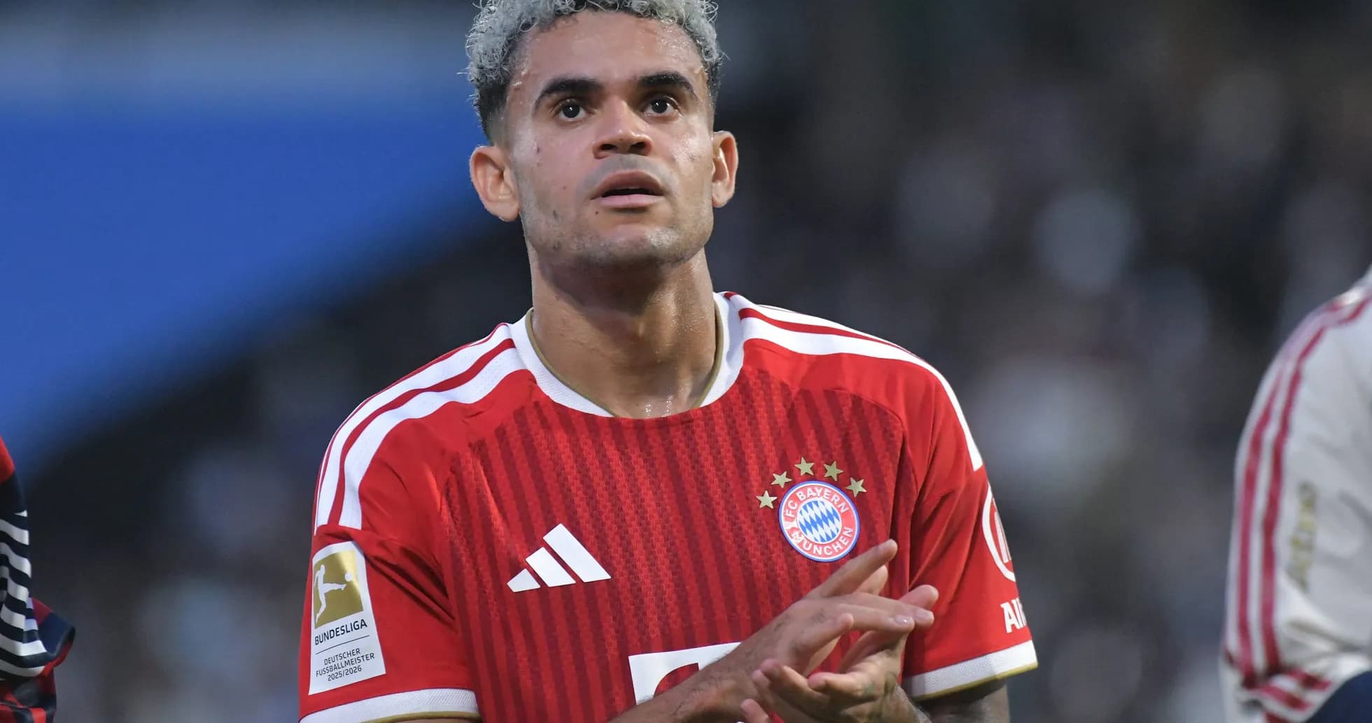 Jugador de Bayern Múnich aplaudiendo durante el partido