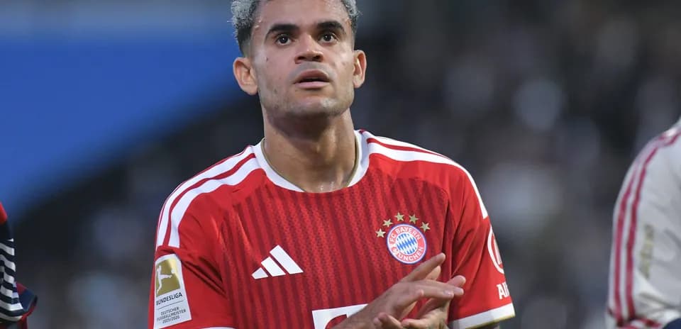 Jugador de Bayern Múnich aplaudiendo durante el partido