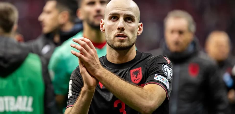 Jugador aplaudiendo tras el partido con Albania