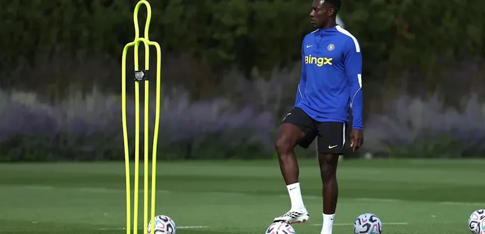 Jugador en entrenamiento con pelotas en el campo