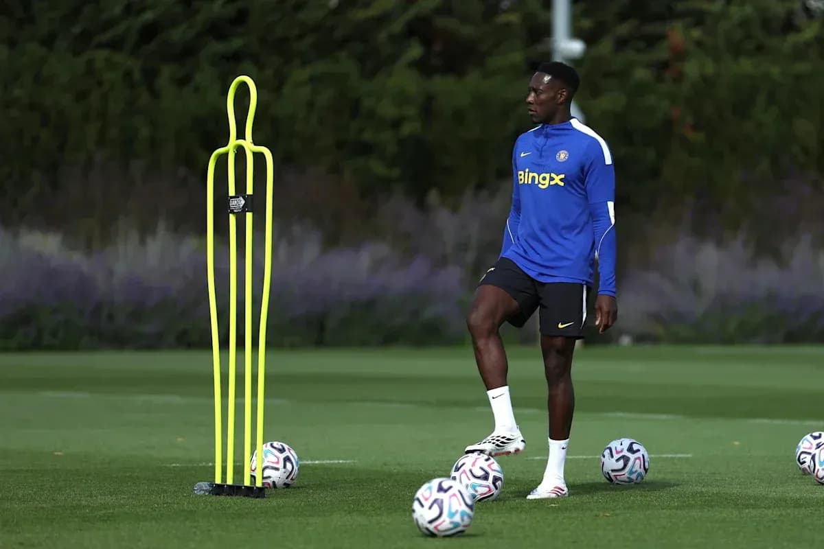Jugador en entrenamiento con pelotas en el campo