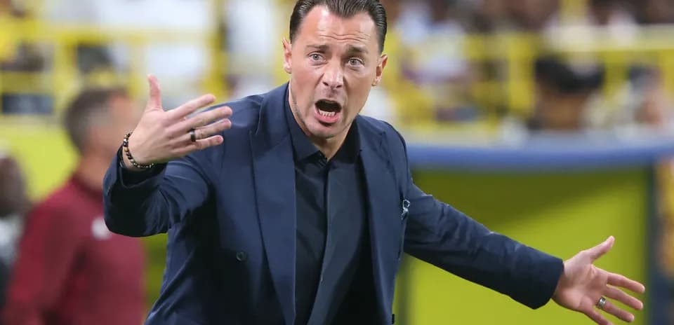 Entrenador gesticulando en la línea de banda