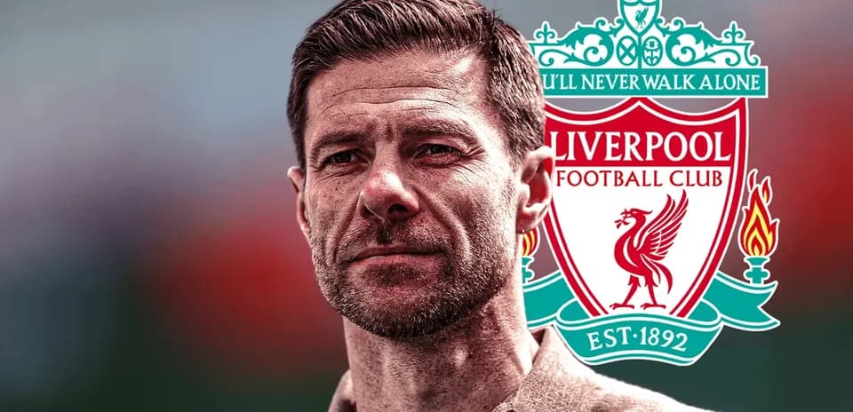 Hombre frente al escudo del Liverpool FC