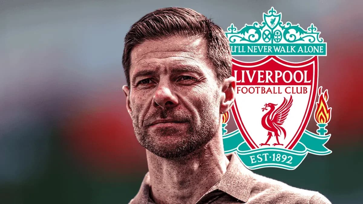 Hombre frente al escudo del Liverpool FC