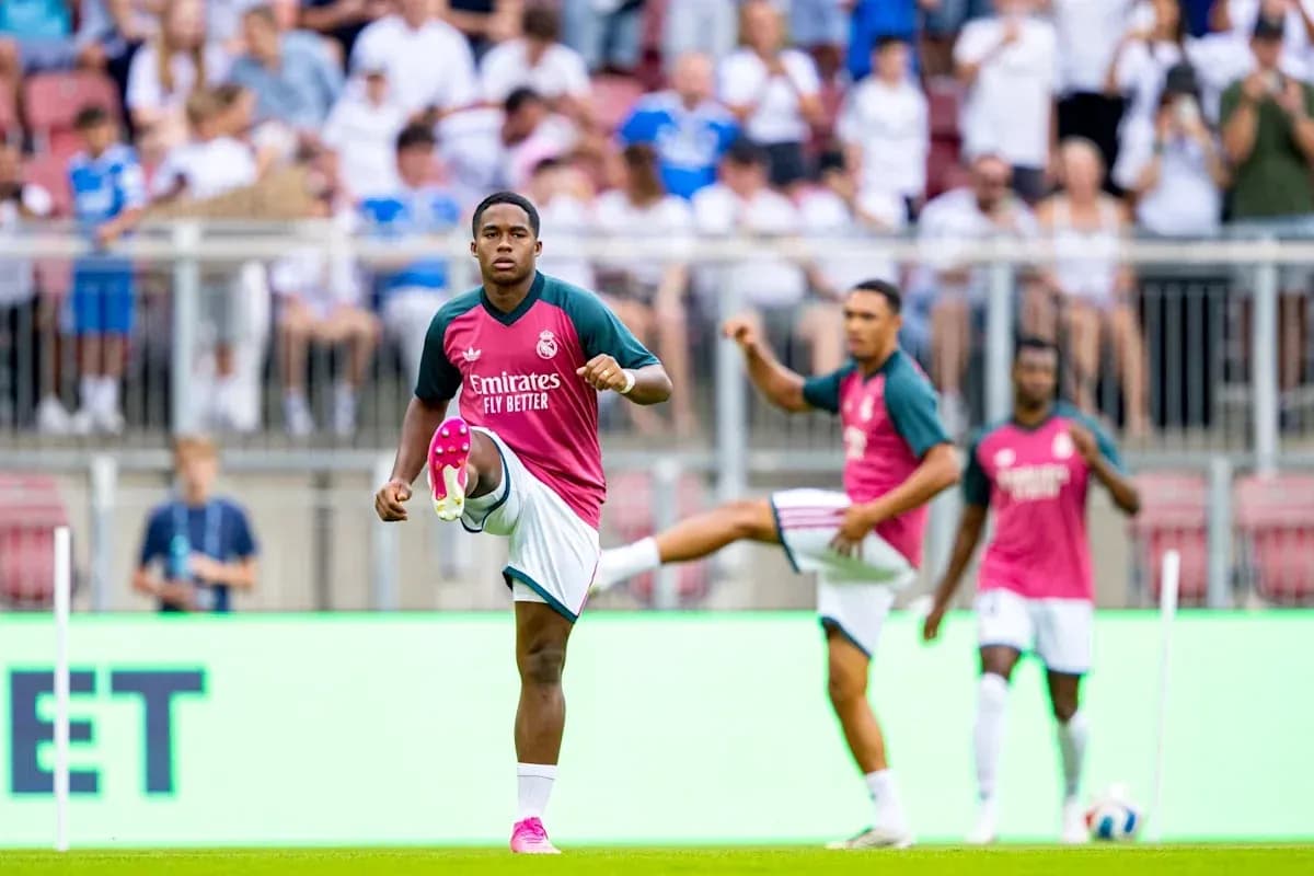 Jugadores de Real Madrid calentando en el campo
