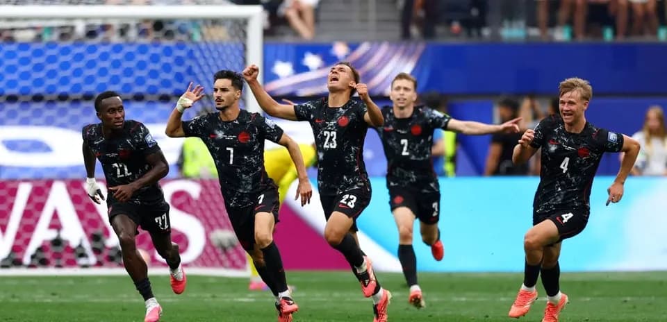Jugadores celebrando un gol durante el partido