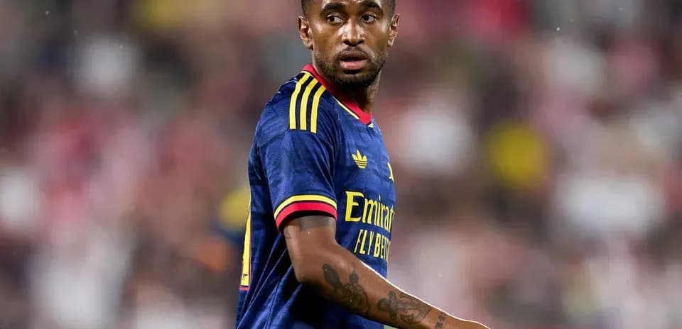 Jugador de Arsenal en acción durante un partido