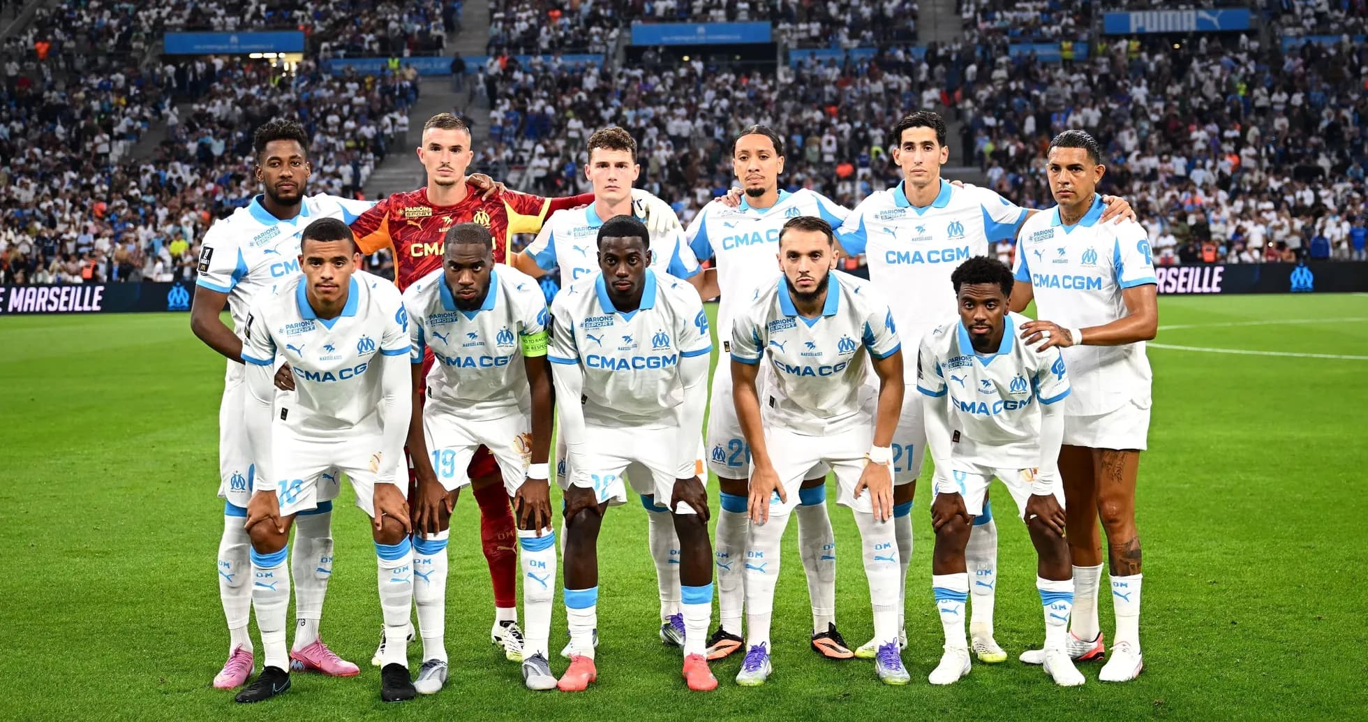 Equipo de Olympique de Marseille posando en el campo