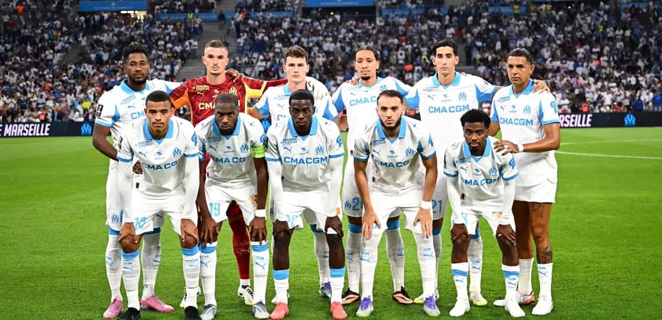 Equipo de Olympique de Marseille posando en el campo