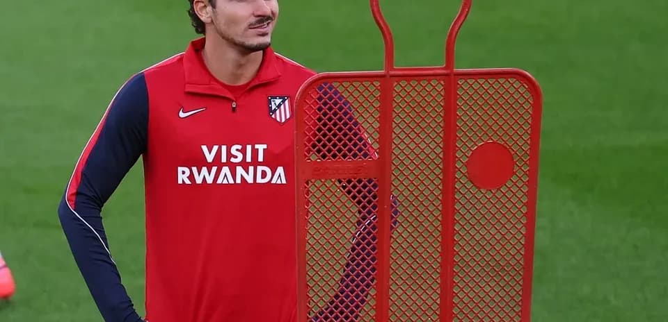 Jugador de Atlético de Madrid junto a un cono de entrenamiento