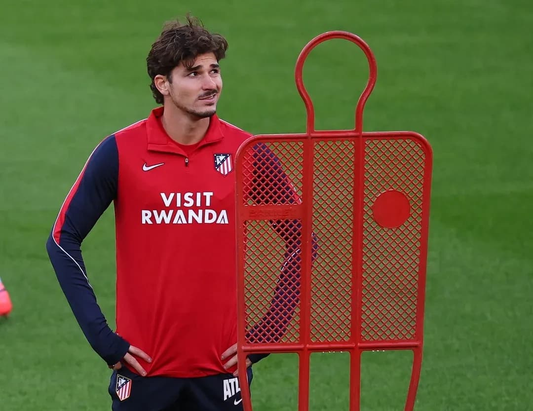 Jugador de Atlético de Madrid junto a un cono de entrenamiento