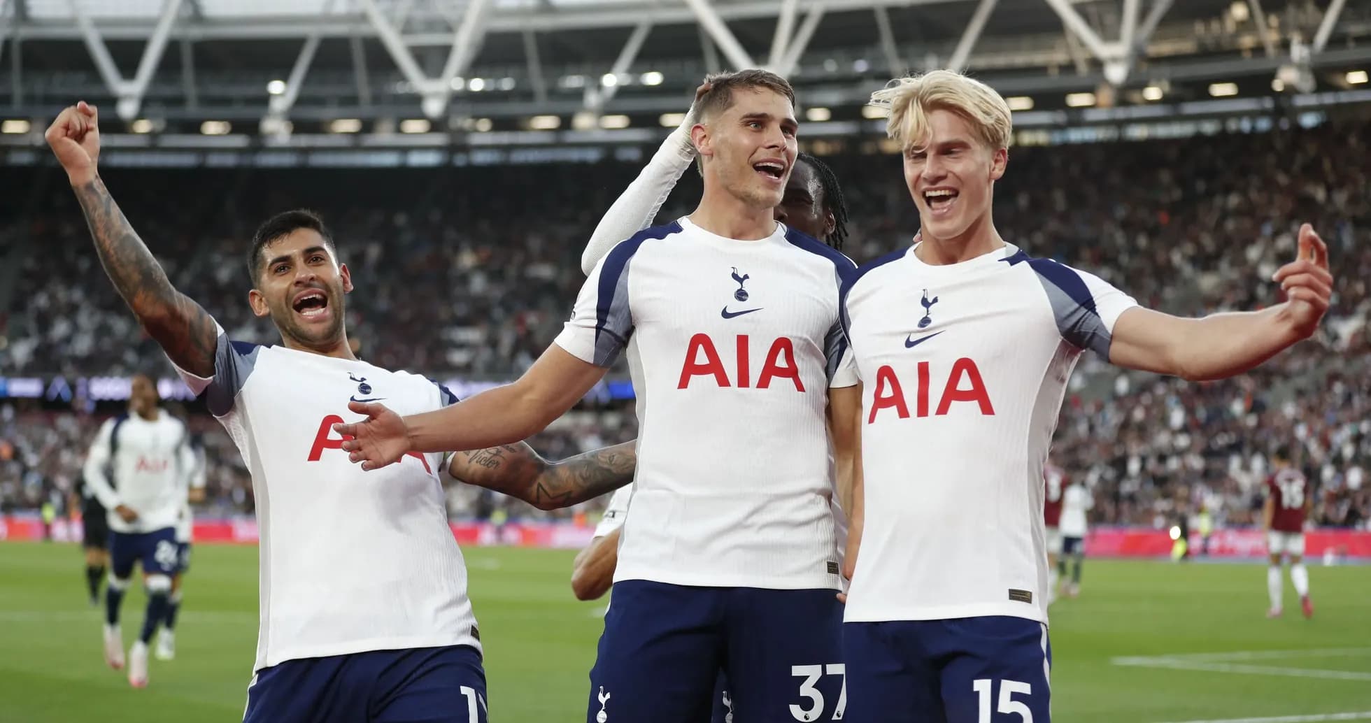 Jugadores de Tottenham celebrando un gol en el estadio