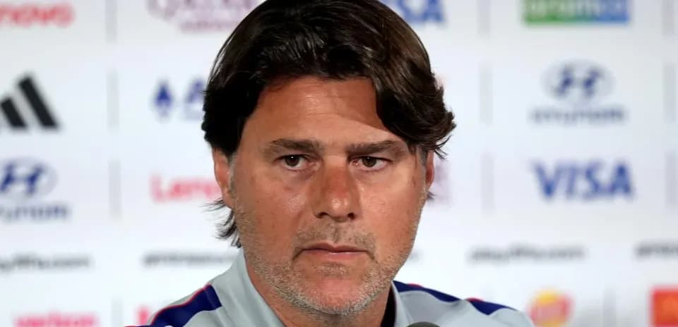 Entrenador en conferencia de prensa antes del partido